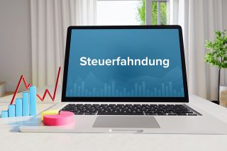 Foto: Aufgeklappter Laptop mit Schriftzug Steuerfahndung